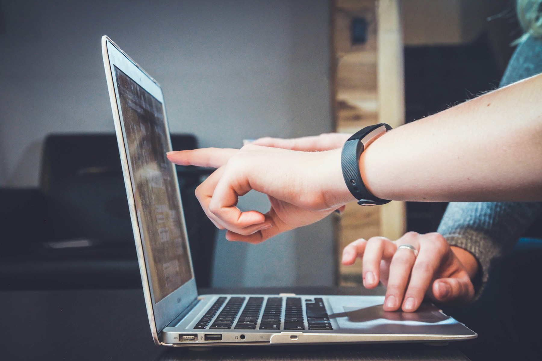 Dos personas revisan juntas información en un computador